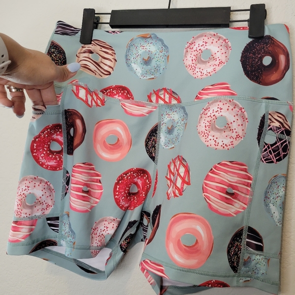 Muscles and Donuts Workout Pocket Shorts Size L - Picture 2 of 6